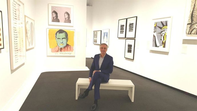 El director de CaixForum Zaragoza, Ricardo Alfós, posa en una de las salas de la exposción ' El sueño americano. Del pop a la actualidad ', delante de los cuadros de Andy Warhol o Liechenstein.