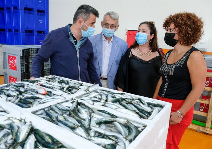 María Eugenia Limón visita la lonja de Punta Umbría.