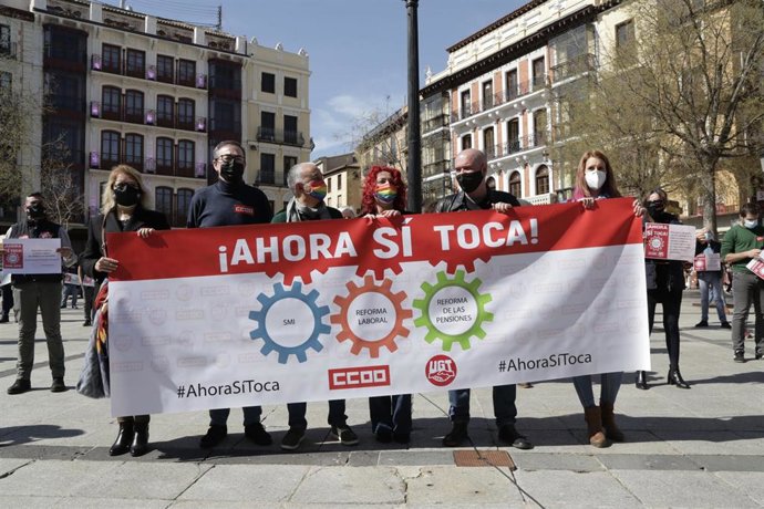 Archivo - El secretario general de UGT, Pepe Álvarez (3i) y el secretario general de CCOO, Unai Sordo (5i) sujetan una pancarta en la que se lee: ¡Ahora sí toca! durante una concentración conjunta dentro de la campaña Ahora Sí Toca, en la Plaza de Zoc