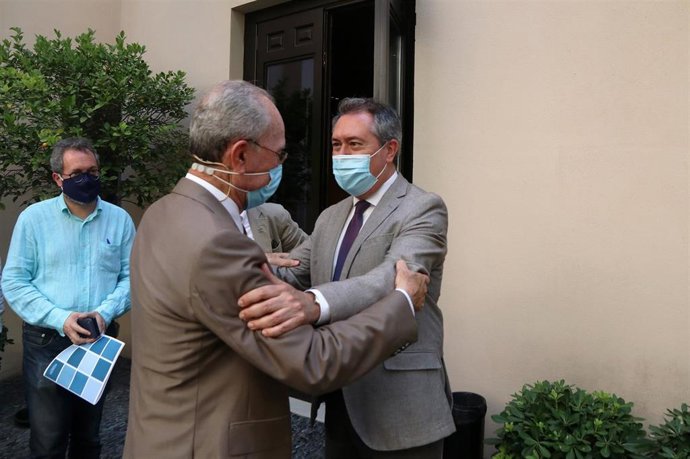 Los alcaldes de Málaga y Sevilla, Francisco de la Torre y Juan Espadas, participan en la mesa 'La gestión de lo local en un contexto global' dentro del curso de verano de la UMA