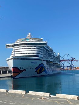 El buque AIDAperla de AIDA Cruises, en el puerto de Málaga en su primera escala internacional tras 16 meses debido a la pandemia