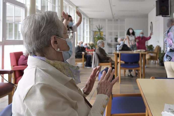 Varios ancianos en una de las salas de la Residencia de mayores de Carballo, a 19 de junio de 2021, en A Coruña, Galicia (España). La Xunta de Galicia ha decidido levantar las restricciones activadas en el último año y medio en residencias y centros de 