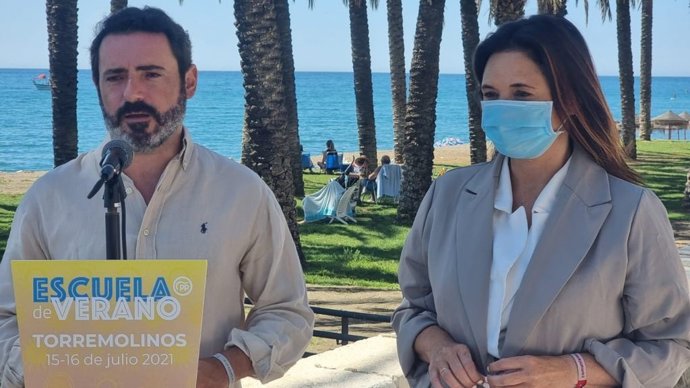 El coordinador general del PP de Málaga, José Ramón Carmona, y la presidenta del PP de Torremolinos, Margarita del Cid.