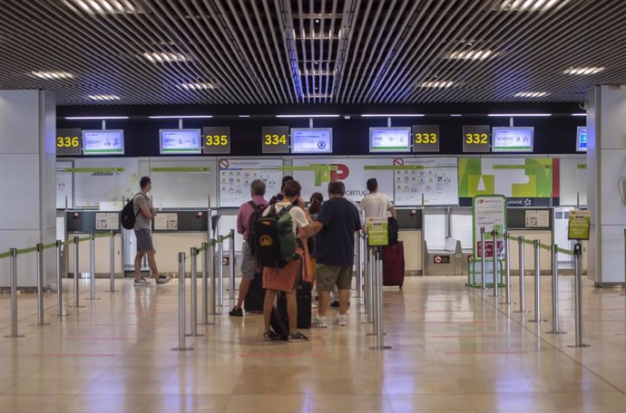 Aeropuerto Adolfo-Suárez Madrid Barajas, a 9 de julio de 2021, en Madrid, (España). Las autoridades sanitarias de Alemania han declarado este viernes a España, incluidas las islas Baleares y Canarias, zonas de riesgo "simple" por la Covid-19, debido al 