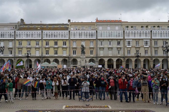 Concentración contra agresiones LGTBfóbicas, a 9 de julio de 2021, en A Coruña, Galicia (España). Asociaciones LGTBIAQ+ convocan esta manifestación contra la violencia LGTBIfóbica y que también pide justicia para Samuel Luiz, el joven que sufrió una pal