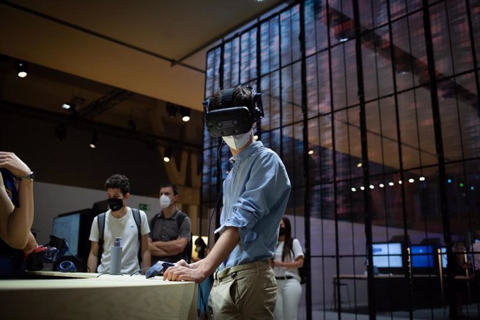 Un asistente utiliza unas gafas de realidad virtual en las instalaciones de la segunda jornada del Mobile World Congress (MWC 2021) en el recinto Gran Via de Fira de Barcelona, a 29 de junio de 2021, en L'Hospitalet de Llobregat, Barcelona