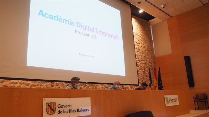 Acto de inauguración de una nueva edición de la Academia Digital Emprenbit.