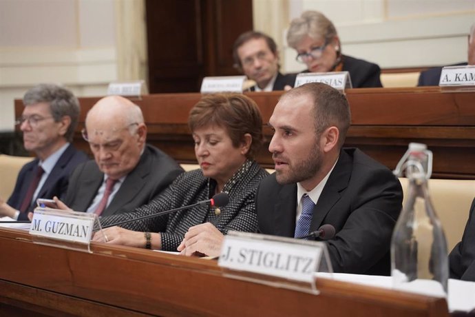 Archivo - El ministro de Economía de Argentina, Martín Guzmán, junto a la directora gerente del FMI, Kristalina Georgieva