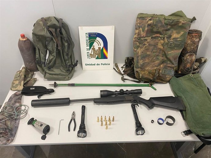 Material intervenido a los dos cazadores furtivos