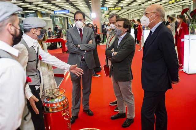 El CEO de Iberia, Javier Sánchez Prieto; el alcalde de Madrid, José Luis Martínez-Almeida y el director general de Aeropuertos, Javier Marín