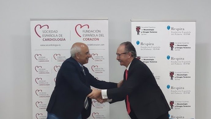A la izquierda, el presidente de la Sociedad Española de Cardiología (SEC), el Dr. Ángel Cequier; y a la derecha el presidente de la Sociedad Española de Neumología y Cirugía Torácica (SEPAR), el Dr. Carlos A. Jiménez Ruiz.