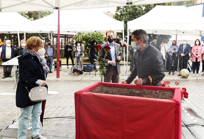 Los hermanos Sotero Mazo Figueroa plantan una rosa durante el acto de homenaje a Sotero Mazo Figueroa y Miguel Ángel Blanco en Ermua (Bizkaia), en presencia del alcalde, Juan Carlos Abascal.