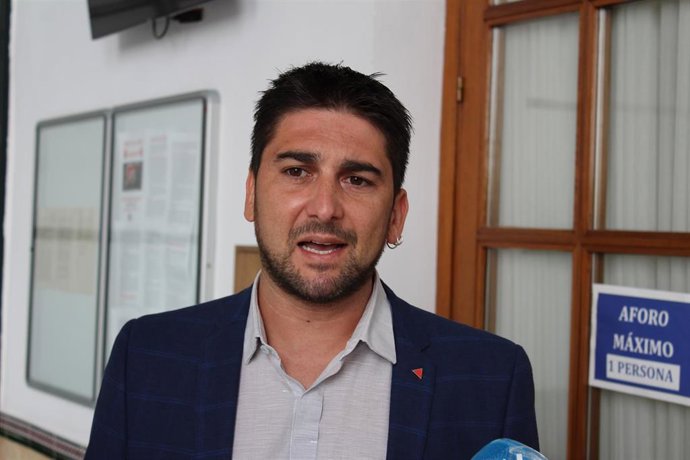 Archivo - Sevilla.-Adelante pide a la Junta un listado de los centros educativos de la provincia que siguen con amianto  