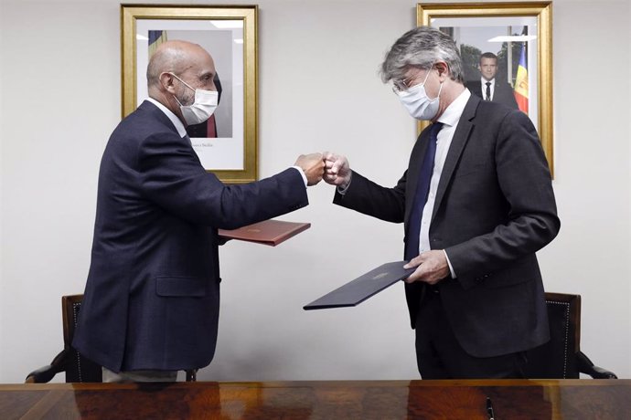 Martínez Benazet y Tribolet se saludan después de firmar el acuerdo.