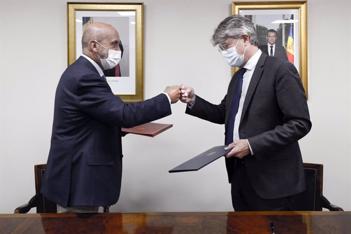 Martínez Benazet i Tribolet se saluden després de signar l'acord