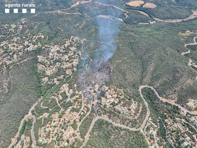 Imagen aérea del incendio entre Tossa de Mar y Lloret de Mar (Girona)