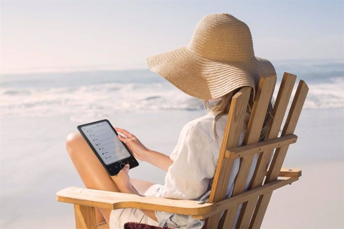 Lector digital en la playa