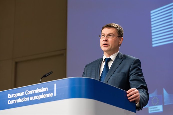 Archivo - HANDOUT - 29 January 2021, Belgium, Brussels: Executive Vice President of the European Commission for An Economy that Works for People Valdis Dombrovskis attends a joint press conference with European Commissioner in charge of Health Stella Ky