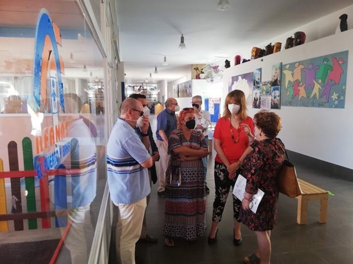 La delegada territorial de Igualdad, Políticas Sociales y Conciliación de la Junta de Andalucía en Cádiz, Ana Fidalgo, durante la inauguración de las escuelas de verano.