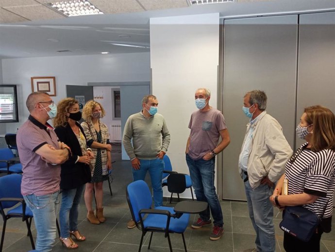 La portavoz de Ciudadanos en la Junta General del Principado, Susana Fernández, durante la reunión con la Federación de Asociaciones Vecinales de Gijón (FAV), para hablar de la Atención Primaria
