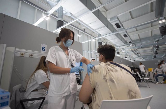 Un joven recibe la primera dosis de la vacuna xxxx en el Hospital Zendal el día que comienza la vacunación a jóvenes madrileños a partir de 16 años, a 13 de julio de 2021, en Madrid (España).