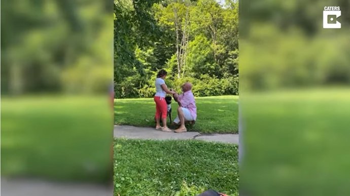 Este es el adorable momento en que un perro ayuda a su dueño a proponer matrimonio