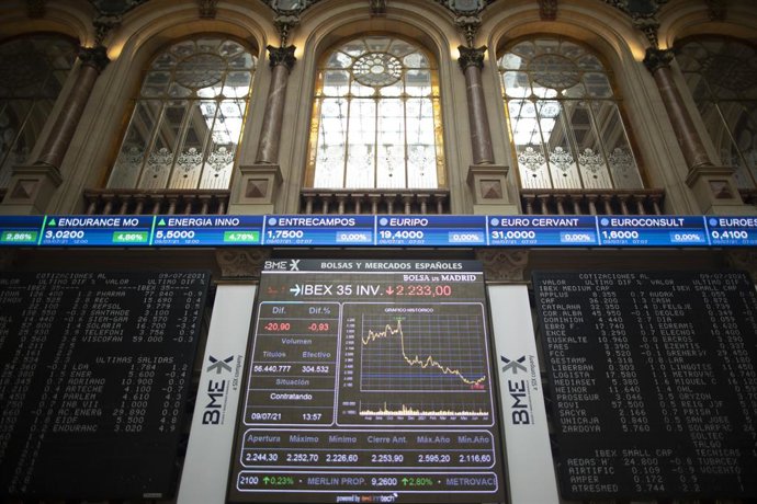 Valores del Ibex 35 en los paneles del Palacio de la Bolsa, a 9 de julio de 2021, en Madrid, (España). 