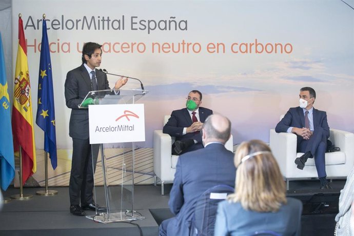 (I-D) El consejero delegado de ArcelorMittal, Aditya Mittal, interviene en presencia del presidente de Asturias, Adrián Barbón y el presidente del Gobierno, Pedro Sánchez, en la presentación de la hoja de ruta de descarbonización de la fabricación de ac