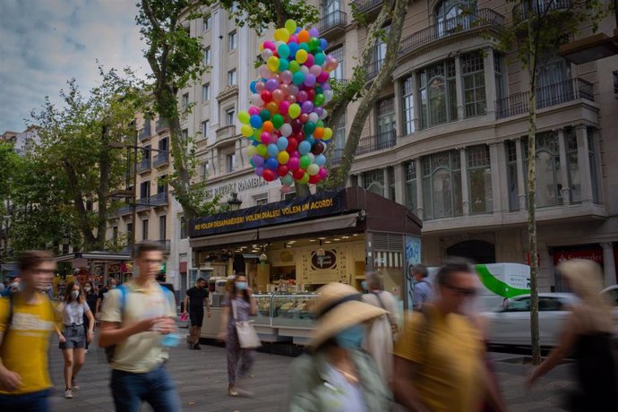 Acción de protesta de los paradistas de La Rambla de Barcelona contra el cierre de las antiguas pajarerías.