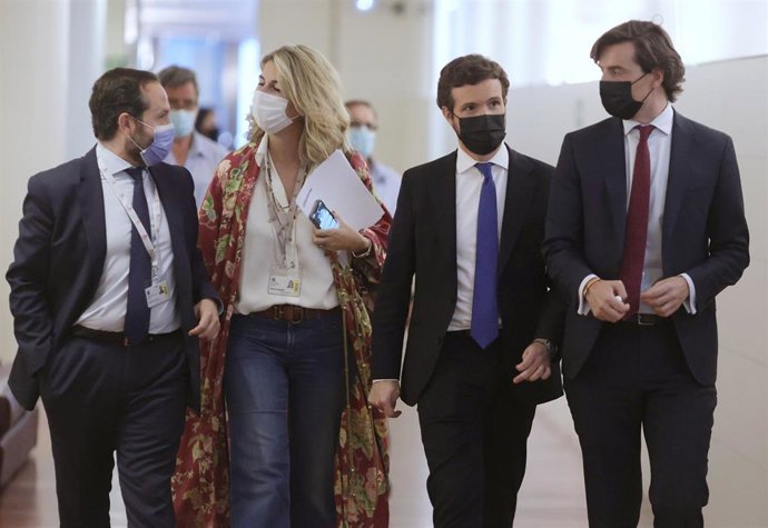 La directora de Comunicación del PP, María Pelayo; el presidente de PP, Pablo Casado, y el vicesecretario de Comunicación del PP, Pablo Montesinos, llegan al Congreso. En Madrid, a 21 de junio de 2021. 