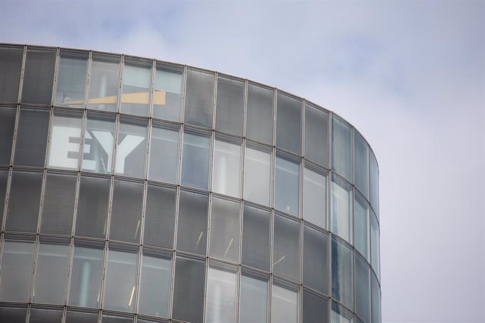 Archivo - Logo of the auditing company Ernst & Young (EY) can be seen in an office building.