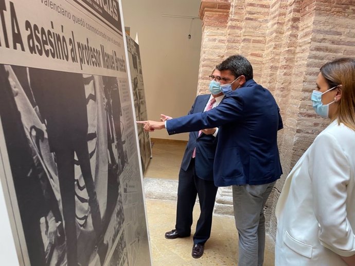 El presidente del PPCV visita la exposición El terror a portada. 60 años de terrorismo en España a través de la prensa