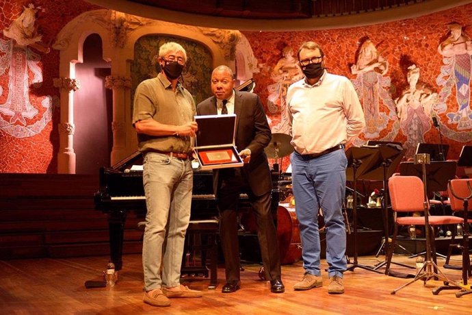 El director del Festival de Jazz de Barcelona, Tito Ramoneda, junto al cantante Wynton Marsalis y el director artístico del festival, Joan Antón Cararach