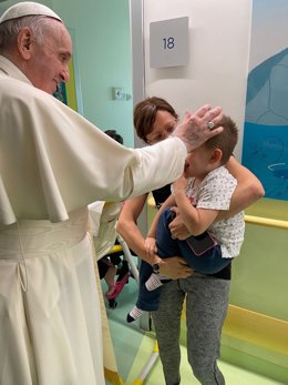 El Papa visita a los pacientes de oncología pediátrica en el hospitl donde se recupera de la operación de colon