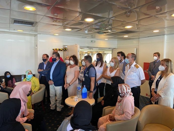 La Junta acompaña a las últimas temporeras de la fresa en su retorno a Marruecos