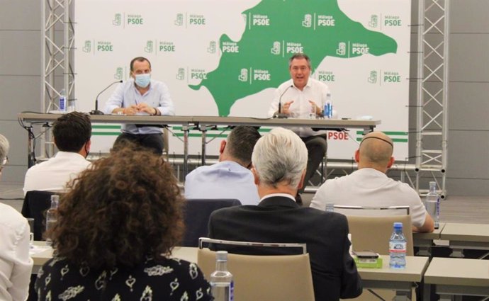 El candidato del PSOE de Andalucía a la Presidencia de la Junta, Juan Espadas, junto al secretario general del PSOE de Málaga, José Luis Ruiz Espejo.