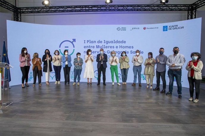 O conselleiro de Sanidade, Julio García Comesaña, e representantes das organizacións sindicais asinan o I Plan de Igualdade entre homes e mulleres do Sergas.