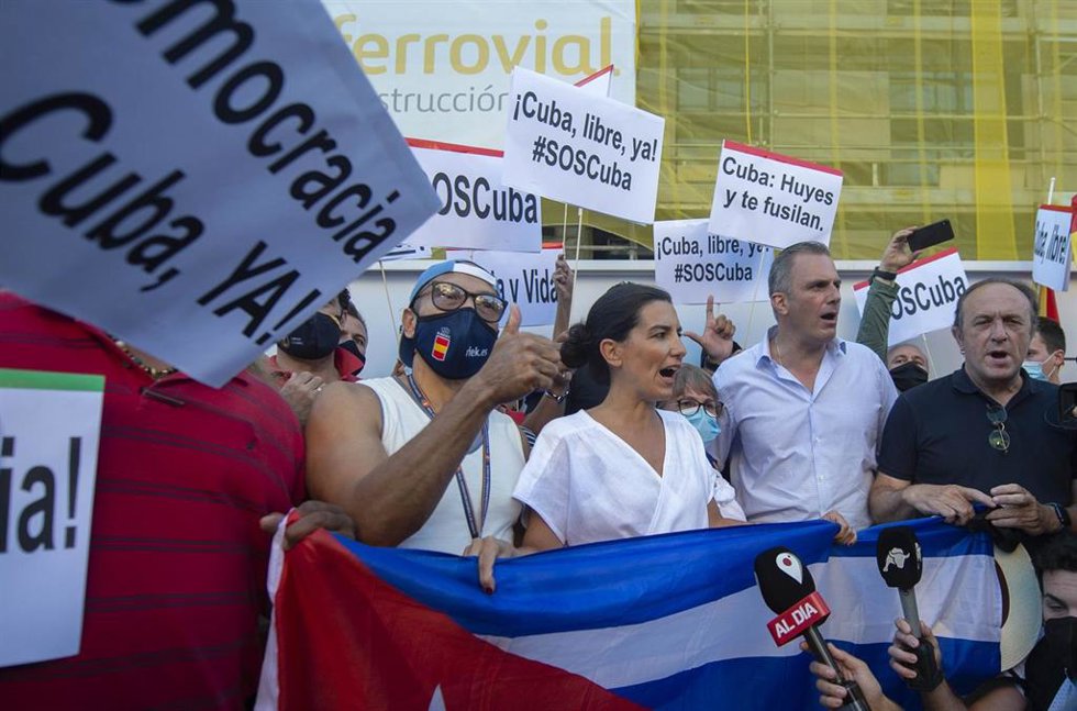 La portavoz de Vox en la Asamblea de Madrid, Rocío Monasterio; el portavoz de Vox en el Ayuntamiento de Madrid y secretario general de la formación, Javier Ortega Smith; y otros representantes del partido se manifiesta junto a decenas de personas en una