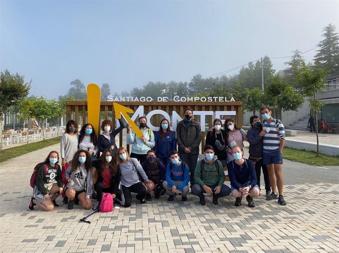 Los jóvenes participantes en el programa 'Xacobeo Joven 2021' con el director gerente del Instituto Navarro de la Juventud, Carlos Amatriain