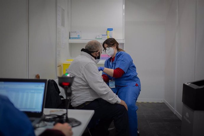 Archivo - Una sanitaria vacuna a un hombre en el circuito de vacunación de Fira de Barcelona, a 26 de abril de 2021, en Barcelona, Cataluña (España)