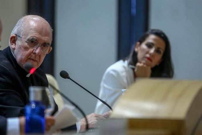 El cardenal Carlos Osoro, arzobispo de Madrid; y la periodista Ana Pastor en la presentación del libro del periodista y escritor Jesús Bastante 'Santiago en el fin del mundo'.