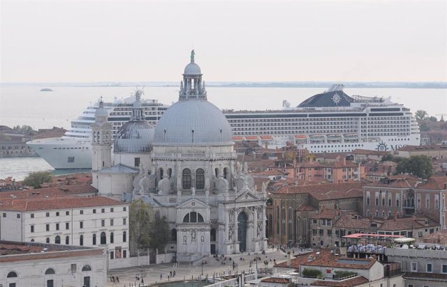 Un crucero frente a la plaza de San Marcos en Venecia