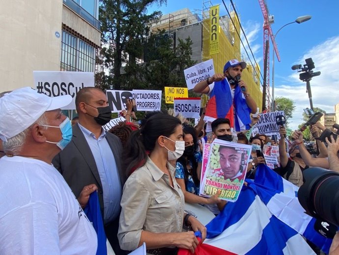 Ciudadanos cubanos se han vuelto a reunir este martes, por segundo día consecutivo, para manifestarse en contra el Gobierno de Miguel Díaz-Cáñela, reclamando el fin de la "dictadura comunista"