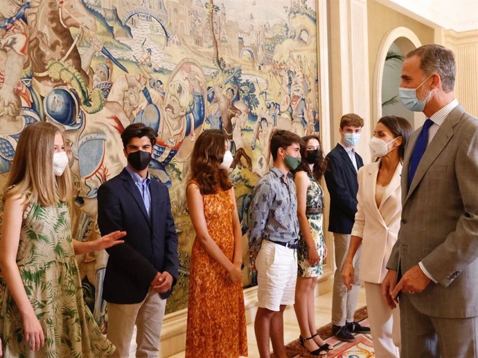 La princesa Leonor durante el saludo de los reyes Felipe y Letizia