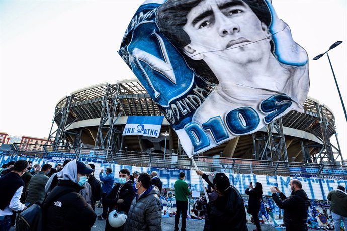 Archivo - 26 November 2020, Italy, Naples: People gather outside the San Paolo stadium to pay homage to Argentinian legend Diego Maradona ahead of the UEFA Europe League Group F soccer match between Napoli and Rijeka at the San Paolo stadium. Photo: Ale