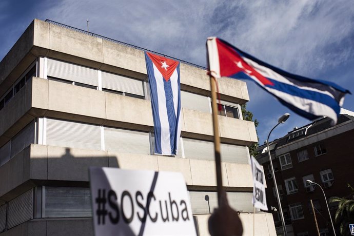 Varias personas se concentran ante la Embajada de Cuba en Madrid en contra del régimen comunista del Gobierno cubano, a 13 de julio de 2021, en Madrid (España). Convocada por la Alianza Iberoamericana Europea contra el comunismo con el lema  por la li