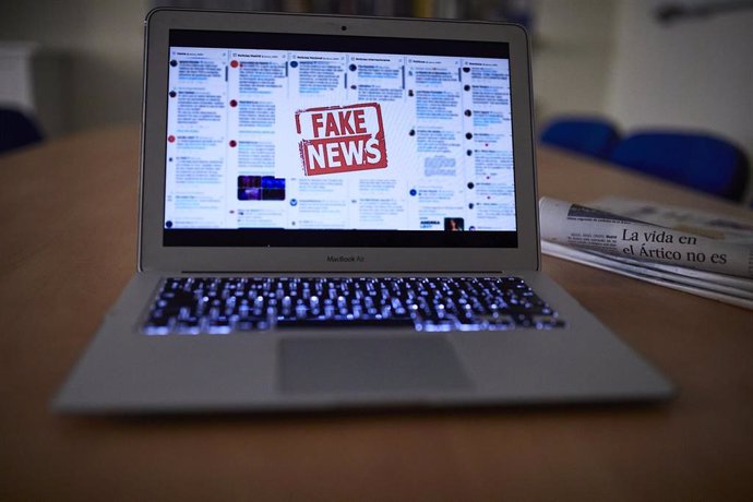 Archivo - Una persona lee en su ordenador portátil una noticia falsa, en Madrid (España), a 5 de noviembre de 2020. El Gobierno ha aprobado un procedimiento de actuación contra las conocidas como 'fake news' mediante el cual monitorizará la información 