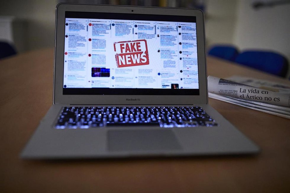 Archivo - Una persona lee en su ordenador portátil una noticia falsa, en Madrid (España), a 5 de noviembre de 2020. El Gobierno ha aprobado un procedimiento de actuación contra las conocidas como 'fake news' mediante el cual monitorizará la información