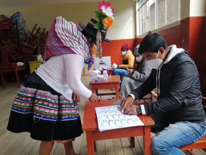 Archivo - Peruanos ejerciendo su derecho a voto en las elecciones de 6 de junio de 2021