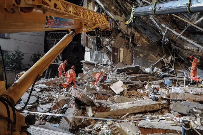 13 July 2021, China, Suzhou: Rescue workers continue to search for victims amidst the rubble of a hotel that collapsed. At least eight people died while nine others are still missing in the rubble. Photo: Su Min/SIPA Asia via ZUMA Wire/dpa
